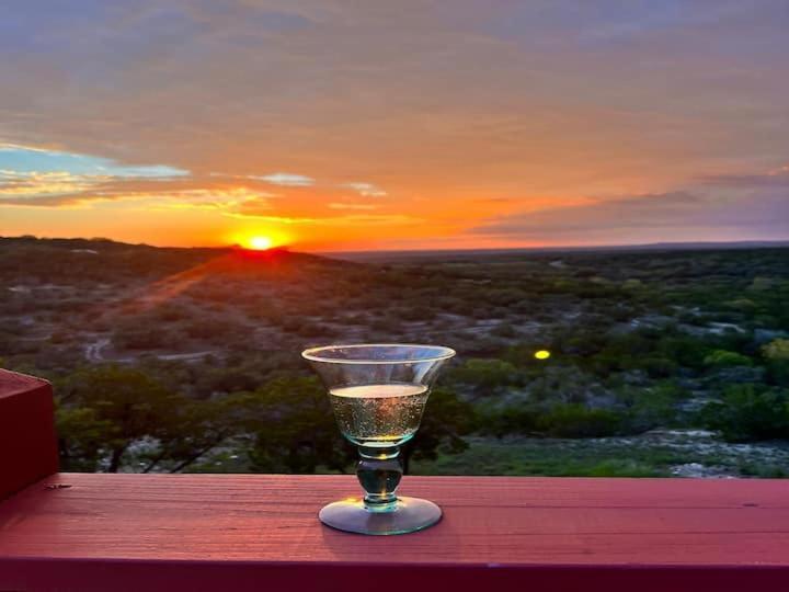 Entire 2Br 2Ba Hilltop View Home Sleeps 7 Pets 4 Acres Jacuzzi Central Ac Kingbeds Free Wifi-Parking Kitchen Washerdryer Starry Terrace Two Sunset Dining Patios Grill Stovetop Oven Fridge Onsitewoodedhiking Wildlife Coveredpatio4Pets & Birds Singing! Marble Falls Exteriör bild